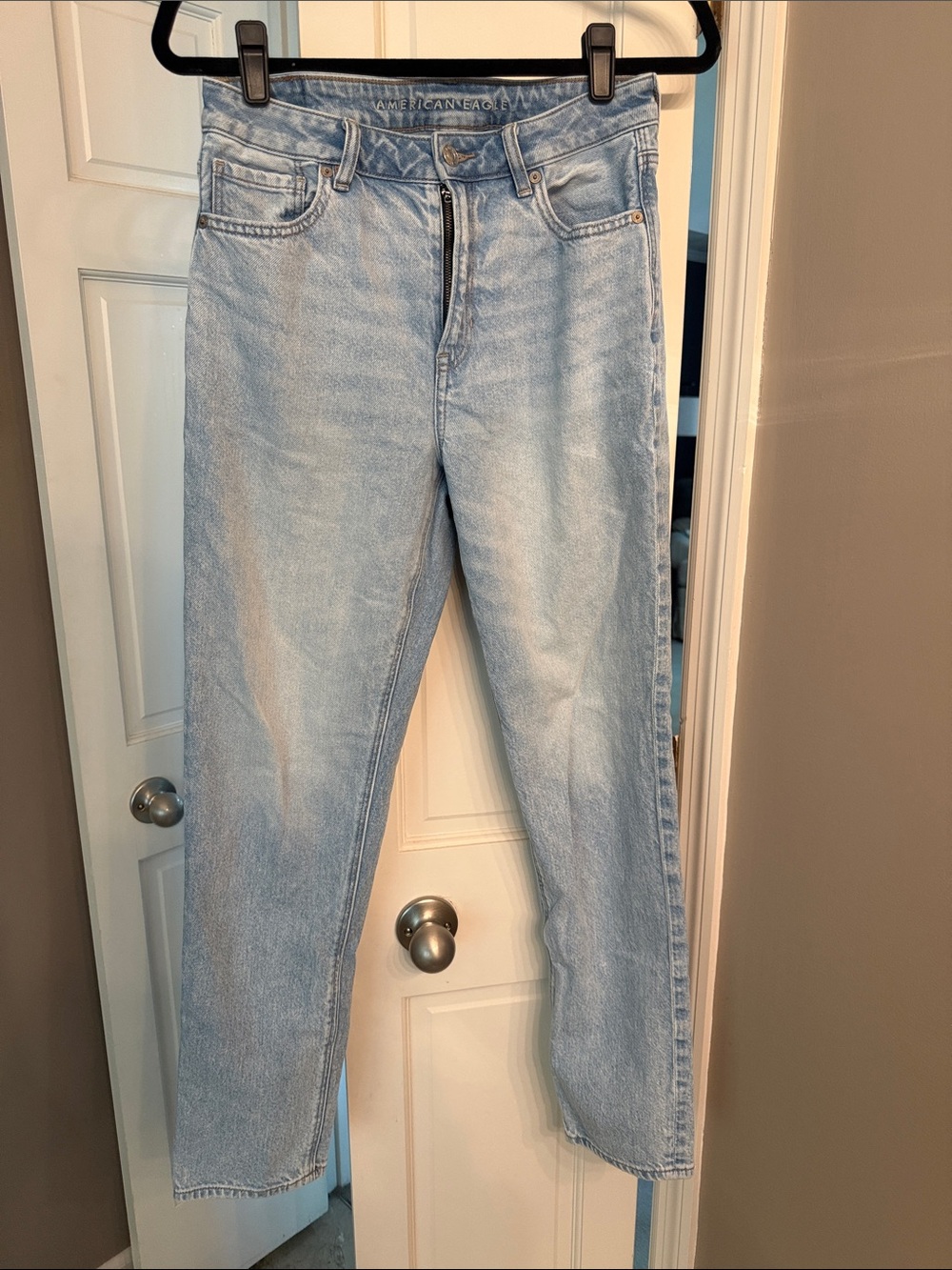 American Eagle Outfitters Light Blue Straight Leg Jeans (strigid)